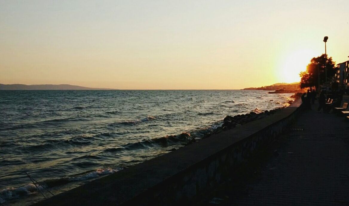 sea, water, sunset, horizon over water, clear sky, scenics, tranquil scene, beach, copy space, beauty in nature, tranquility, sun, shore, nature, sky, idyllic, orange color, sunlight, outdoors, pier