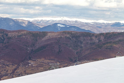 A picturesque view of the carpathian mountains in ukraine. high peaks in the snow