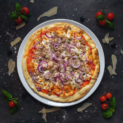 Traditional italian pizza with tuna and purple onion