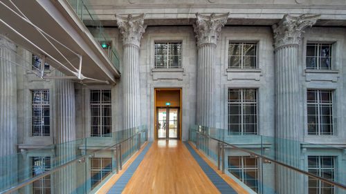 Bridge connecting 2 wings in national gallery singapore