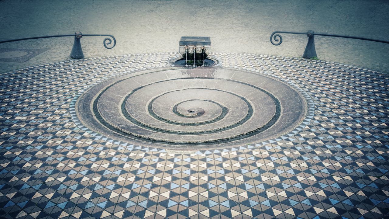 HIGH ANGLE VIEW OF TILED FLOOR IN FOUNTAIN