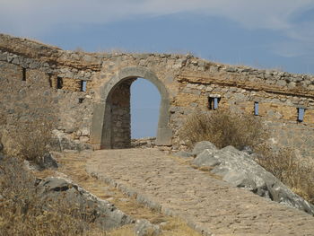 Old ruin building against sky