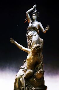 statue