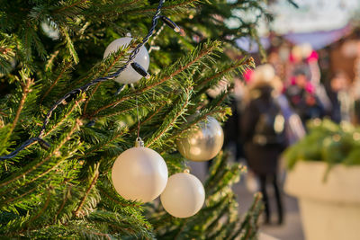 Christmas and new year holidays background. christmas tree decorated with gold and white balls. 