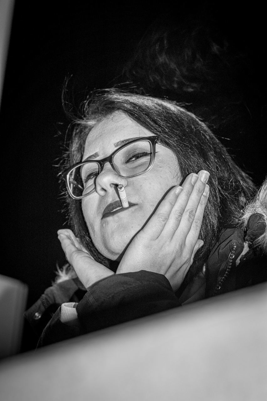 CLOSE-UP PORTRAIT OF WOMAN WITH EYEGLASSES