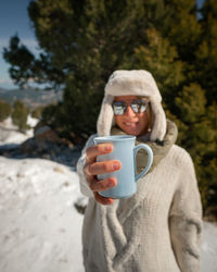 A beauty girl on the winter background with coffe cup.