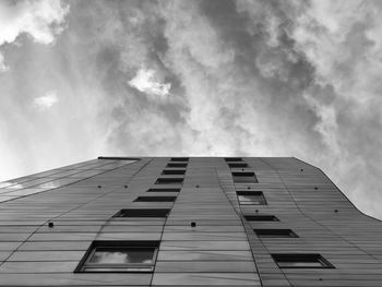 Manhattan skyscraper photographed from below 