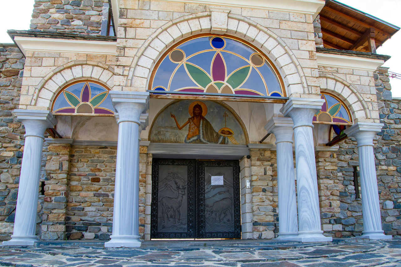 LOW ANGLE VIEW OF ORNATE BUILDING