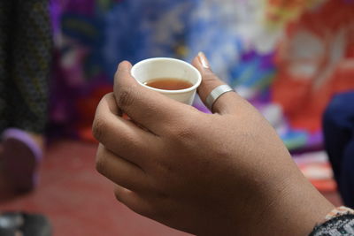 Close-up of hand holding coffee cup