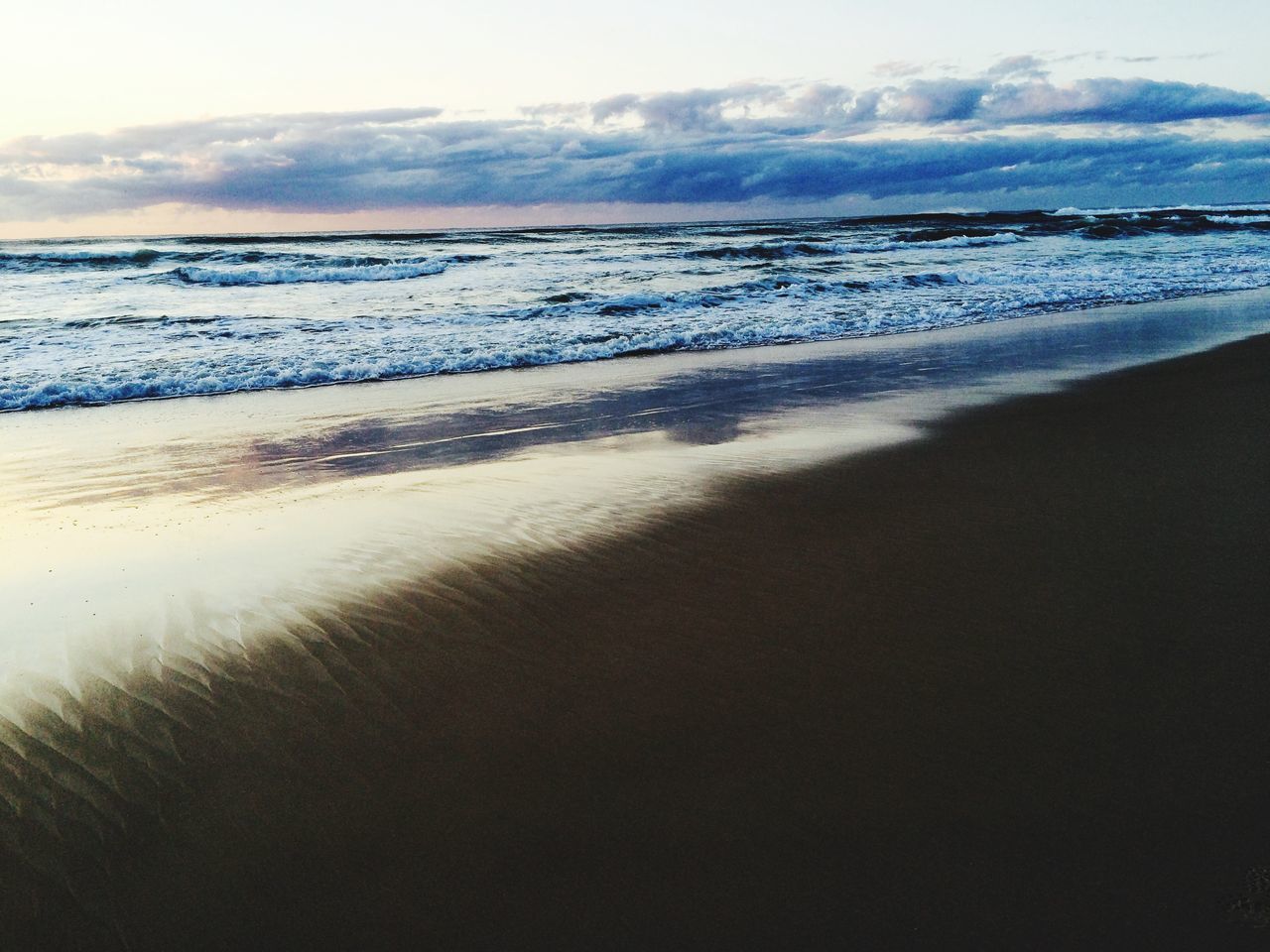 sea, beach, water, horizon over water, tranquil scene, tranquility, shore, scenics, sand, sky, beauty in nature, wave, nature, surf, idyllic, coastline, cloud - sky, footprint, remote, calm