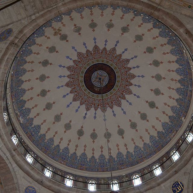 indoors, ceiling, low angle view, architecture, circle, built structure, directly below, design, pattern, geometric shape, ornate, architectural feature, skylight, dome, chandelier, famous place, no people, arch, history, shape