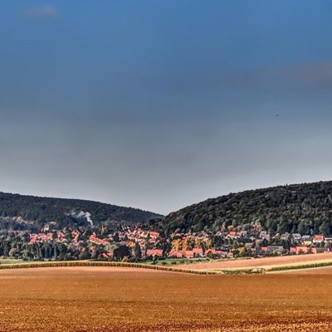 mountain, building exterior, landscape, built structure, architecture, house, sky, copy space, scenics, town, clear sky, mountain range, tranquil scene, blue, residential structure, nature, beauty in nature, tranquility, hill, tree