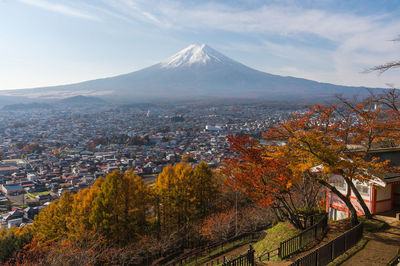 Beautiful autumn scene of mt.fuji-san in arakura sengen shrine, japan