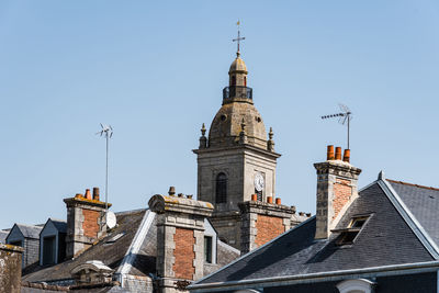 Cityscape of the old town of vannes with old slate roofs and church tower. brittany, france