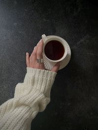 Cropped hand of woman holding coffee