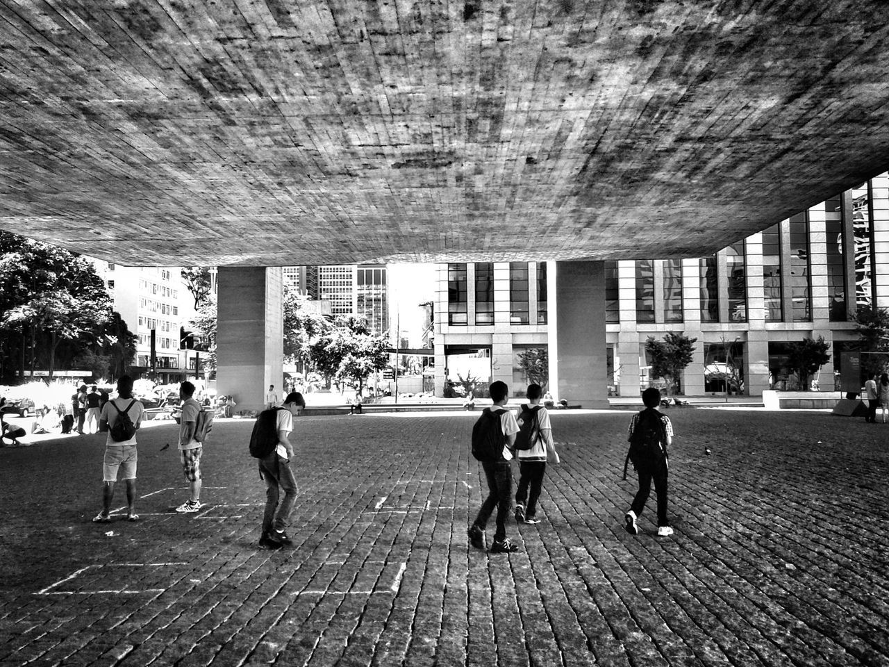 architecture, built structure, building exterior, person, men, walking, lifestyles, city, large group of people, city life, leisure activity, street, sunlight, building, shadow, day, full length, footpath, tree