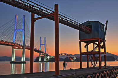 It is a scenery that combines the beautiful night view of a bridge with industrial facilities.