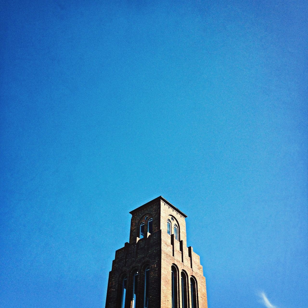 architecture, building exterior, built structure, clear sky, low angle view, copy space, blue, high section, building, residential structure, residential building, house, window, outdoors, no people, day, city, sky, sunlight, part of