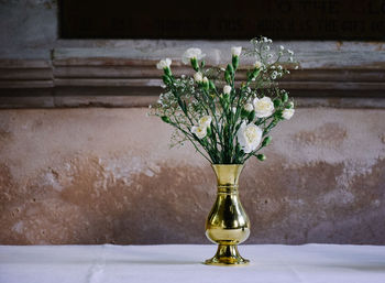 Close-up of white flowers in vase