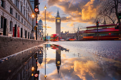 Big ben and houses of parliament in london, uk. colorful sunrise