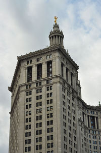 Low angle vertical view of the municipal building in manhattan, new york city