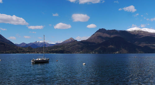 Sailboats in lake against sky