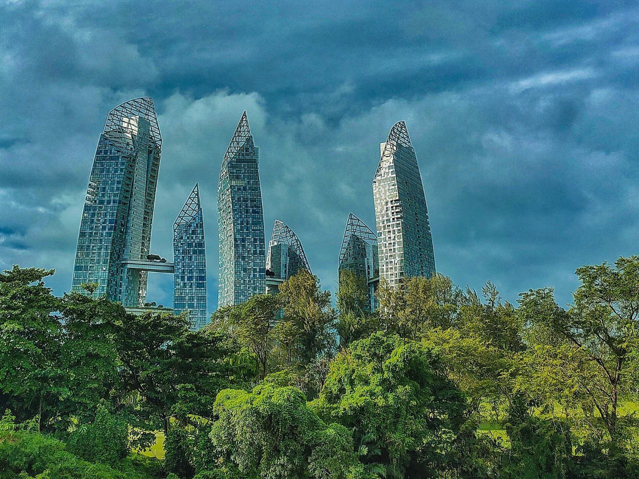 LOW ANGLE VIEW OF TALL BUILDINGS AGAINST SKY
