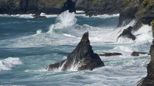 Waves splashing on rocks at sea