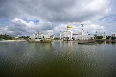 Sultan omar ali saifuddien mosque and reflection against cloudy sky