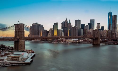 Brooklyn bridge over east river in manhattan against sky