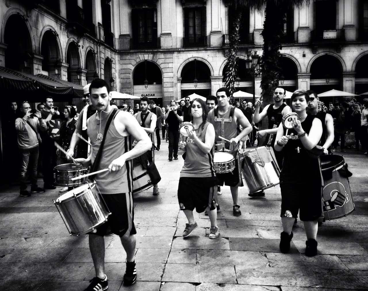 building exterior, men, lifestyles, person, architecture, full length, walking, built structure, leisure activity, street, large group of people, city, city life, casual clothing, rear view, togetherness, building, day, sidewalk