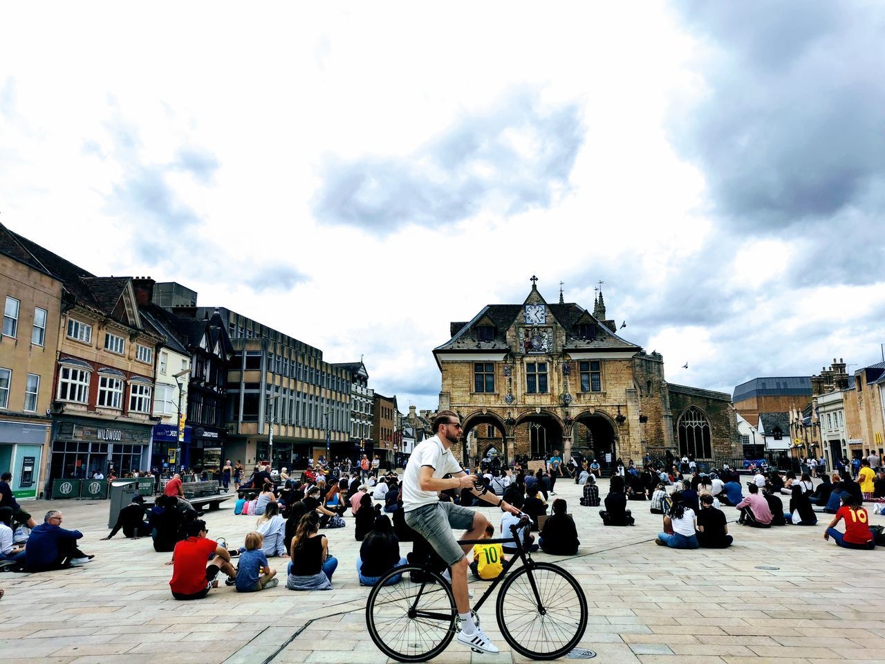PEOPLE ON STREET BY BUILDINGS IN CITY