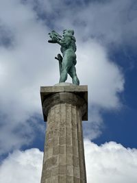statue