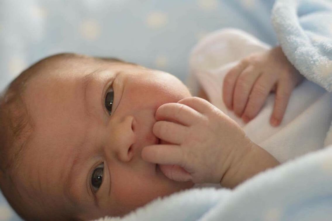 HIGH ANGLE VIEW OF NEWBORN BABY