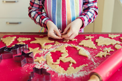 Midsection of woman preparing cookies on table