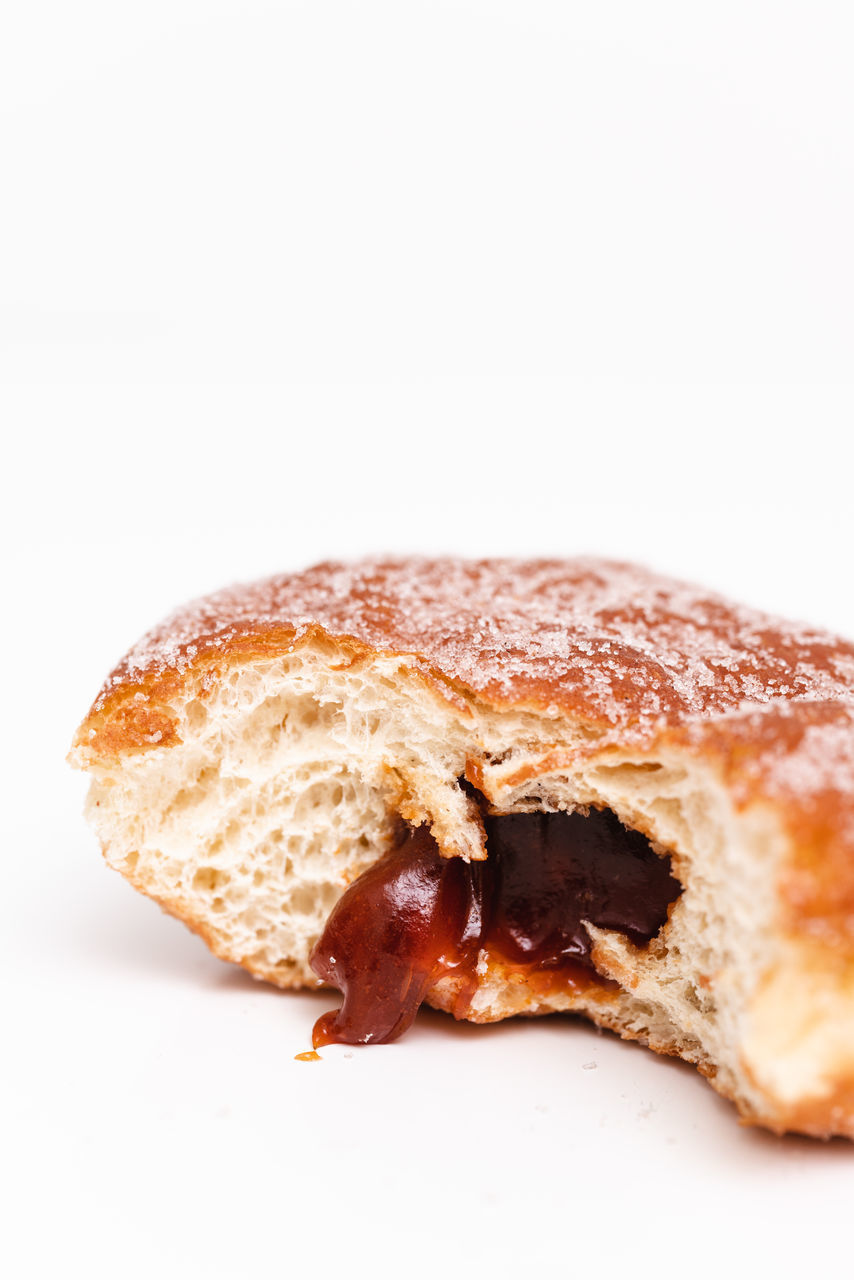 CLOSE-UP OF BREAD ON PLATE