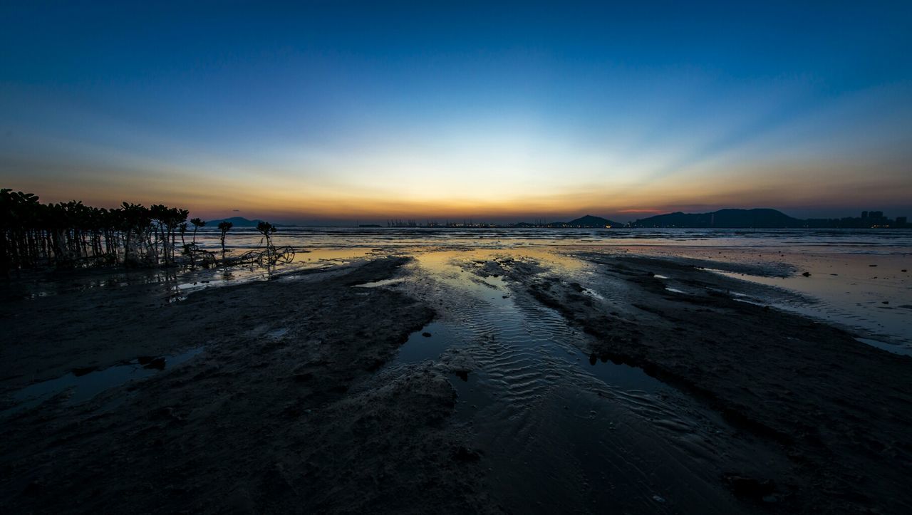 beach, sea, water, tranquil scene, scenics, shore, sunset, tranquility, beauty in nature, sand, horizon over water, sky, nature, idyllic, coastline, wave, non-urban scene, reflection, outdoors, dusk