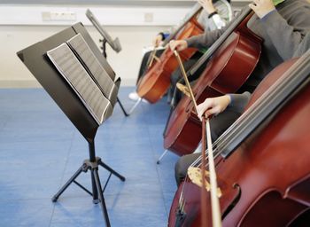 Playing cellos together 