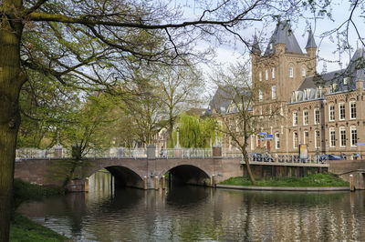 Arch bridge over river in city