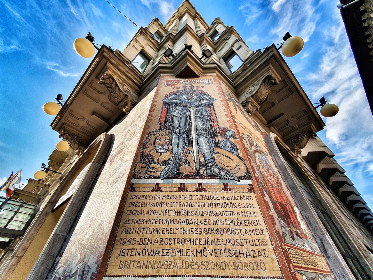 LOW ANGLE VIEW OF STATUE AGAINST BUILDING