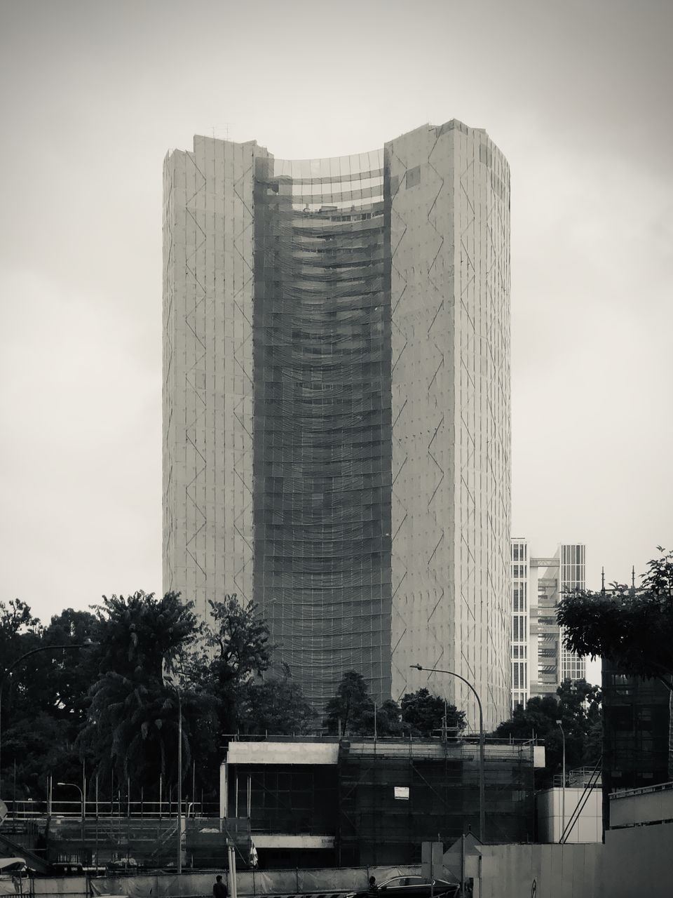 LOW ANGLE VIEW OF BUILDINGS IN CITY