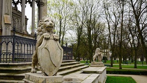 statue