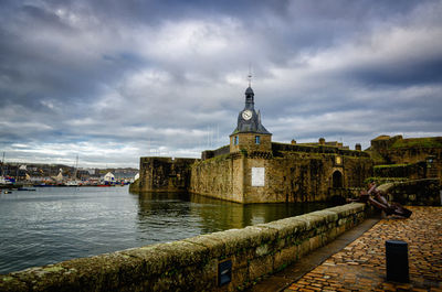 Once a stronghold of brittany, the close city of concarneau is a fortified place between the ports