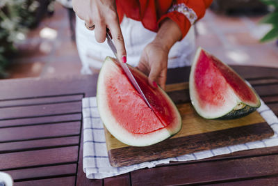 Midsection of man preparing food on cutting board