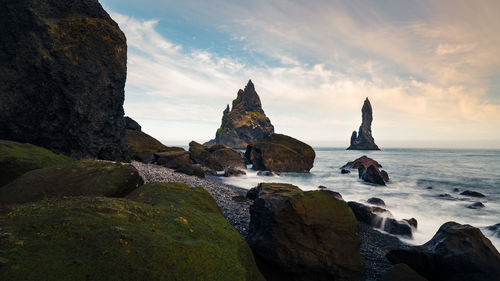 View of reynisdrangar rock formation at reynisfjara beach at sunset, vík í mýrdal, southern iceland.