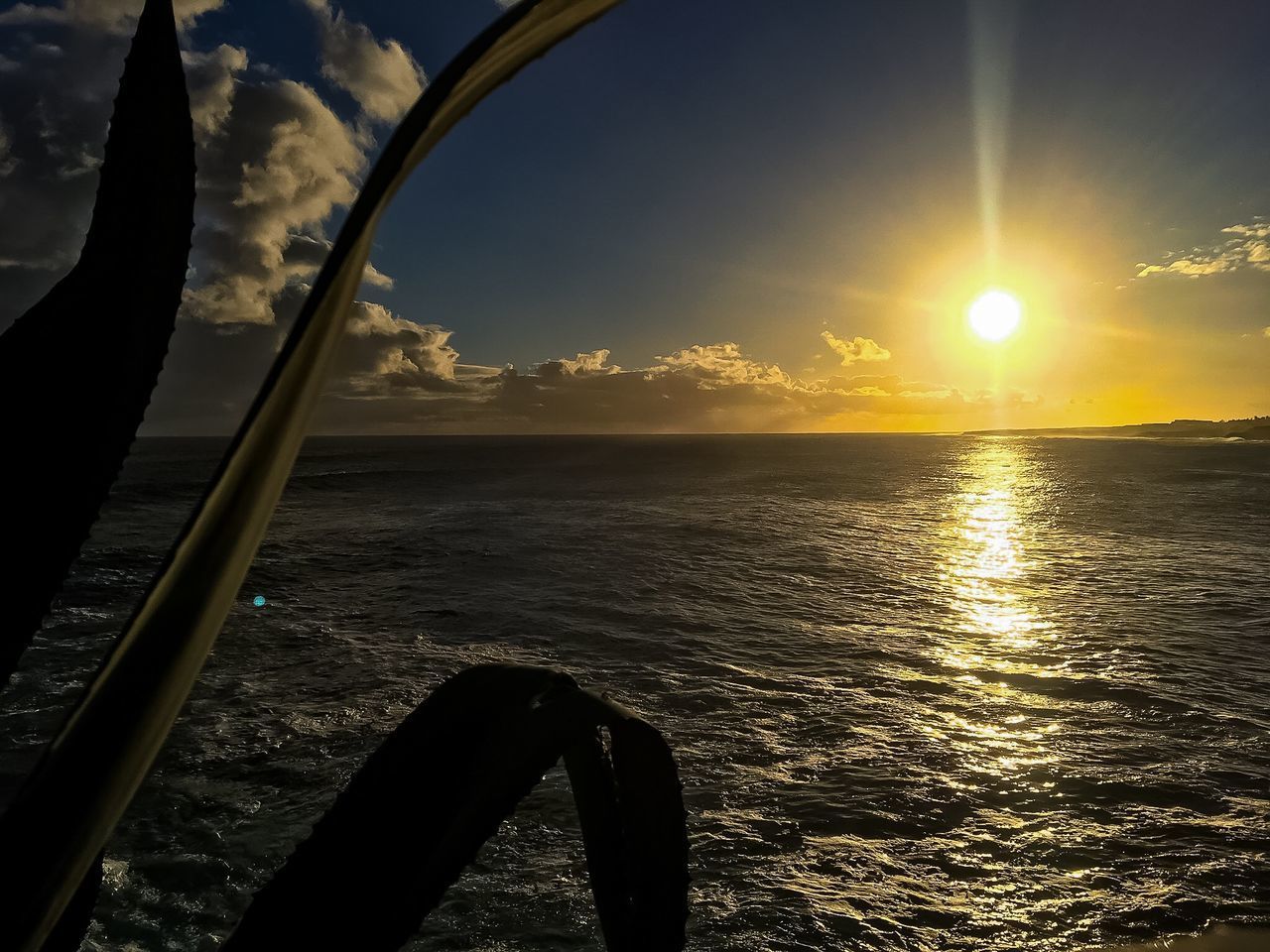 SCENIC VIEW OF SEA AGAINST SKY AT SUNSET