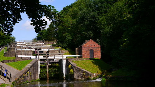 Building by lake against sky