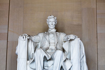 Statue of abraham lincoln against wall