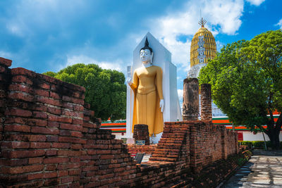 Statue against sky