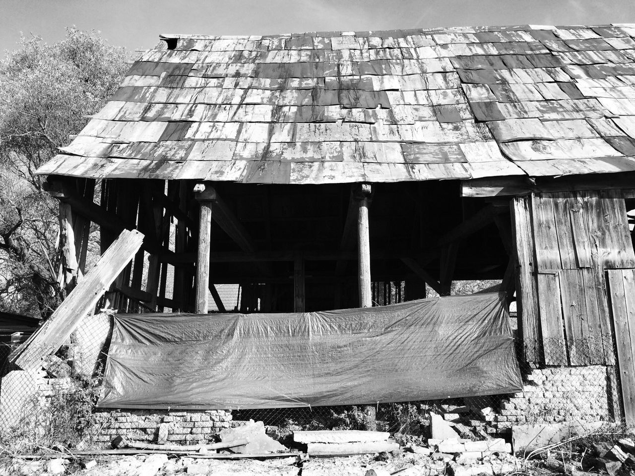 building exterior, built structure, architecture, house, roof, abandoned, wood - material, old, residential structure, obsolete, damaged, outdoors, day, hut, barn, residential building, run-down, sky, no people, winter